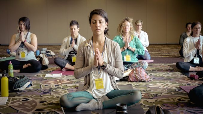 Att kombinera naprapati med yoga för optimal hälsa illustration
